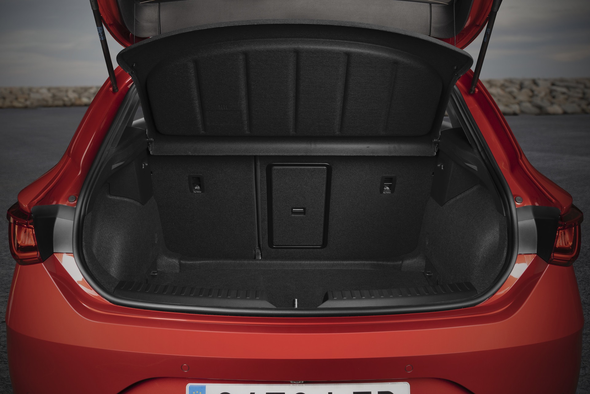 Configuración del maletero del SEAT León con el piso de carga en diferente posición.