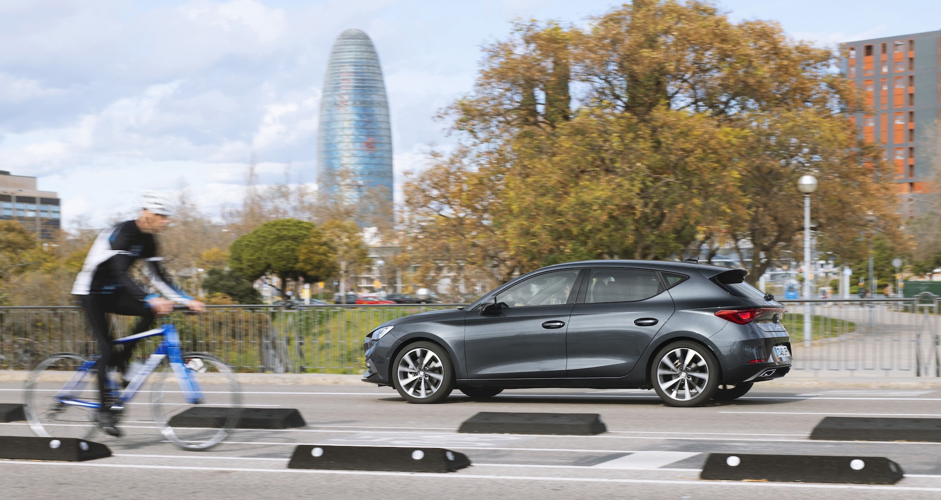 El SEAT León se desplaza elegante por la ciudad, fusionándose con el entorno.