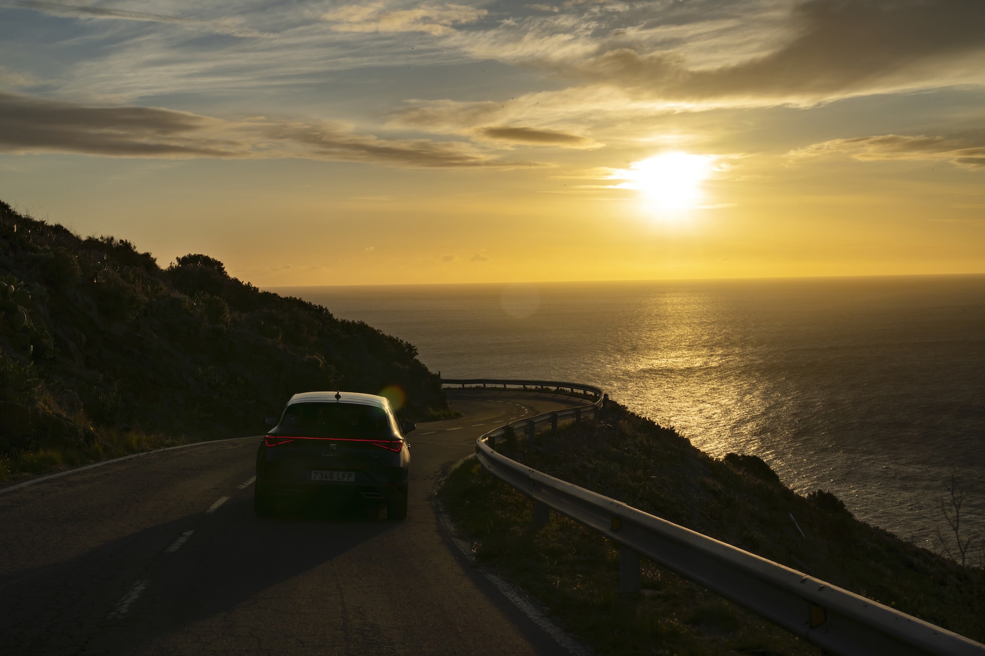 El SEAT León frente al mar al atardecer, mostrando su elegancia en movimiento.