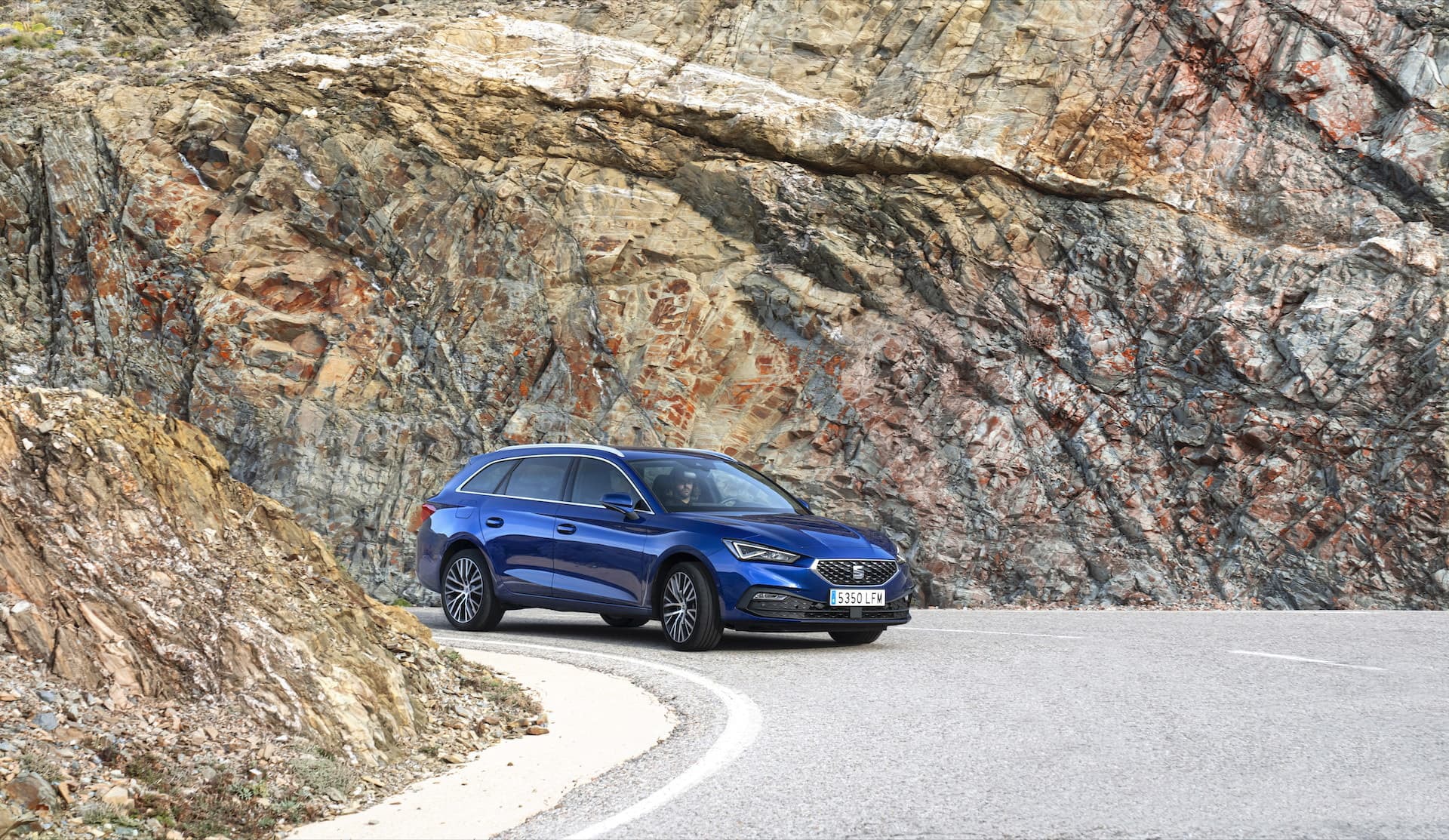 Vista aérea del SEAT León azul en carretera, resaltando su diseño atractivo.