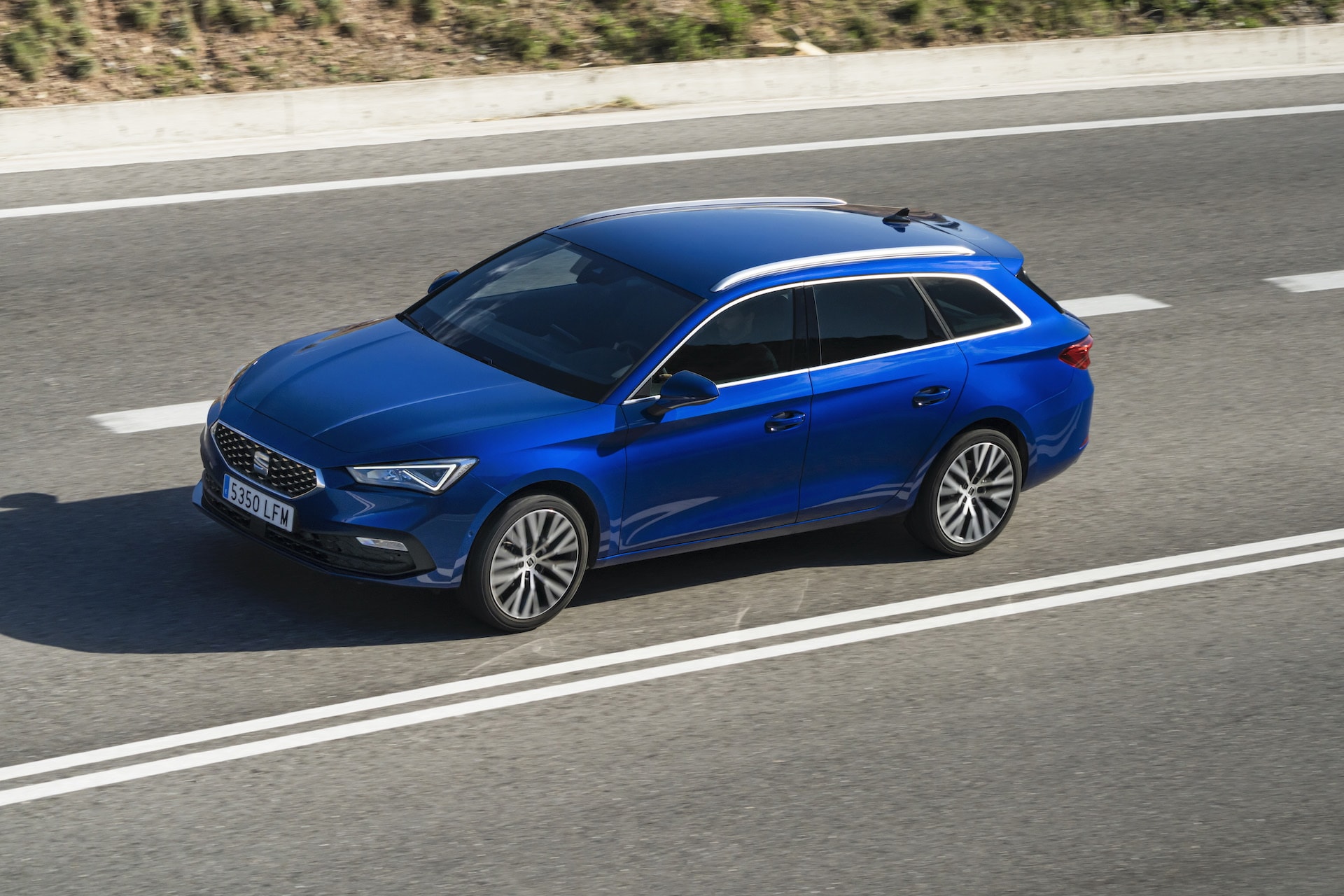 El SEAT León azul en una ruta montañosa, mostrando su personalidad dinámica.