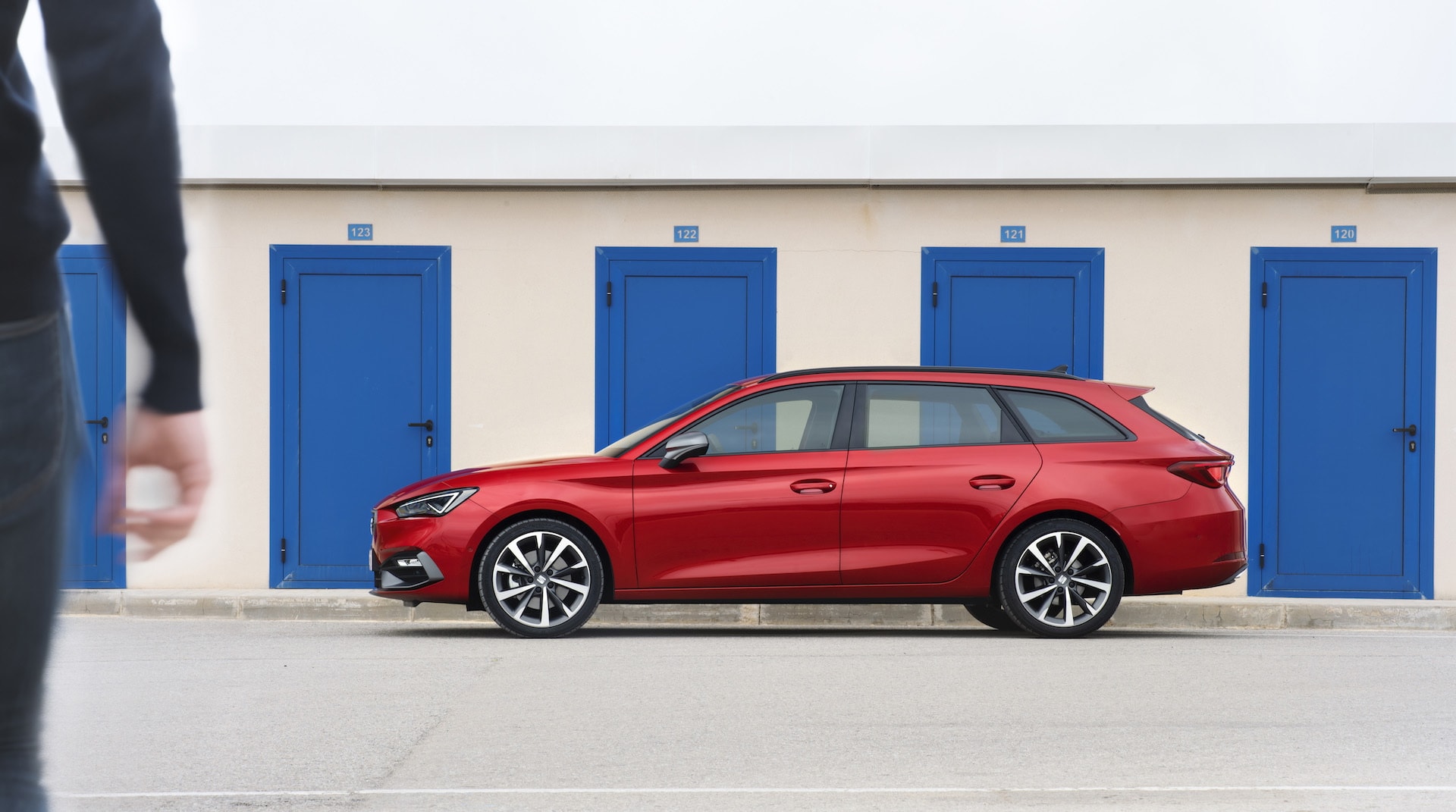 El SEAT León capturado en plena vida urbana.