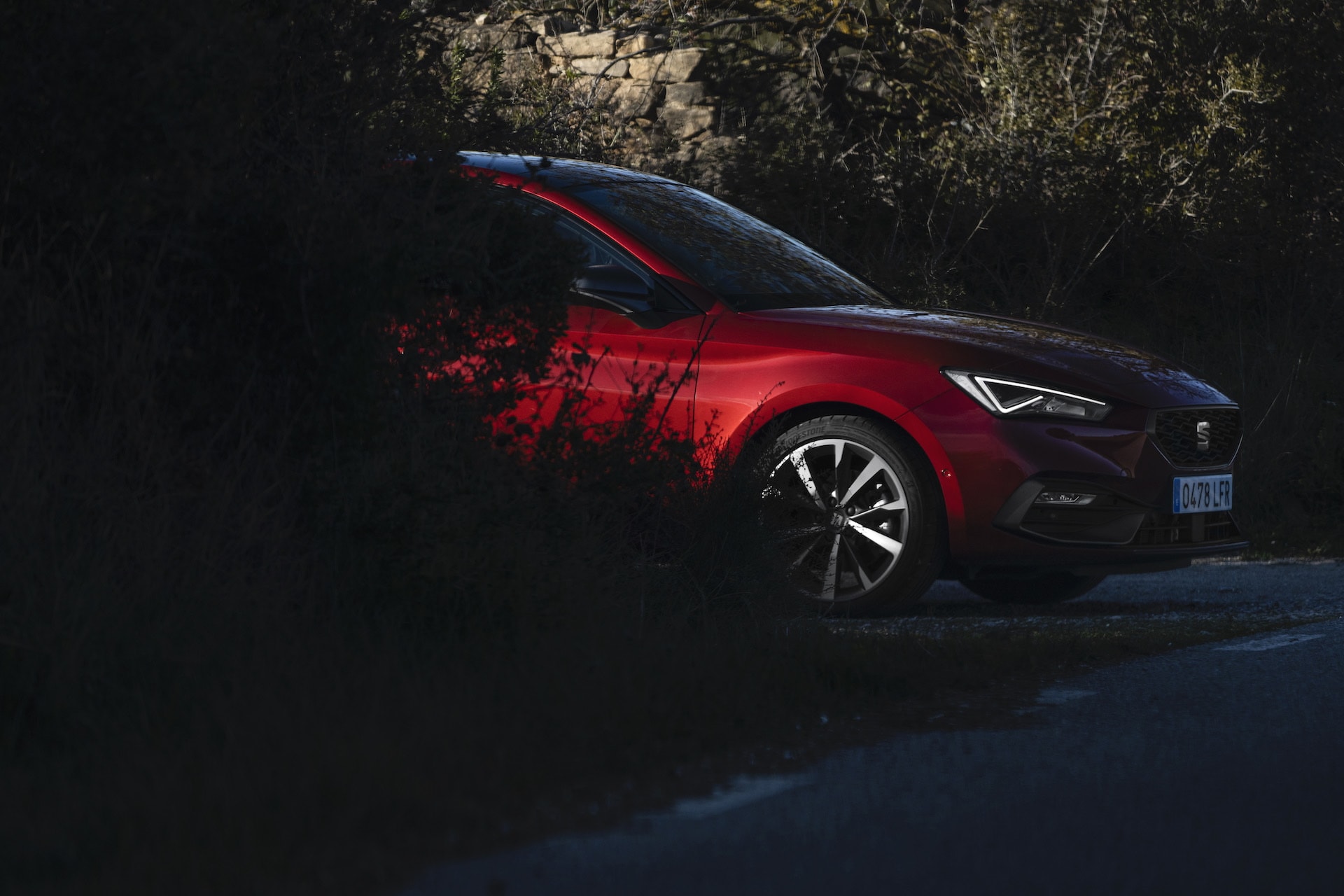 Visión lateral del SEAT León en un ambiente arquitectónico moderno.