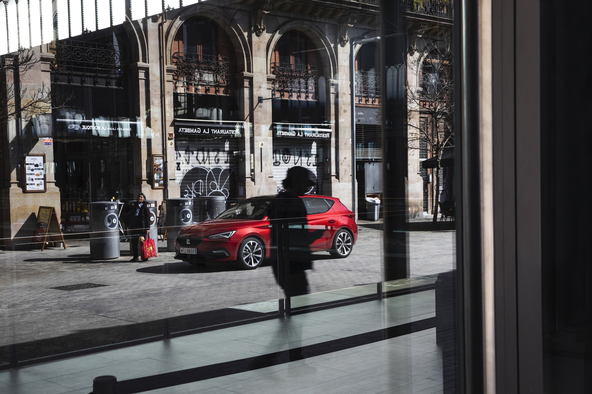 El SEAT León destacado en un hermoso entorno costero.