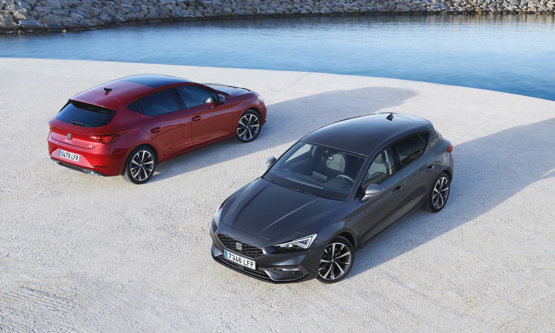 Vista aéria de los modelos SEAT León en un entorno costero.