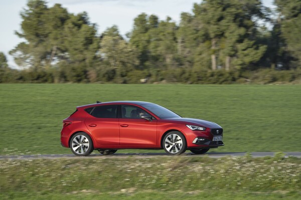 El SEAT León captado lateralmente en movimiento, reflejo de su agilidad y diseño. El SEAT León captado lateralmente en movimiento, reflejo de su agilidad y diseño.