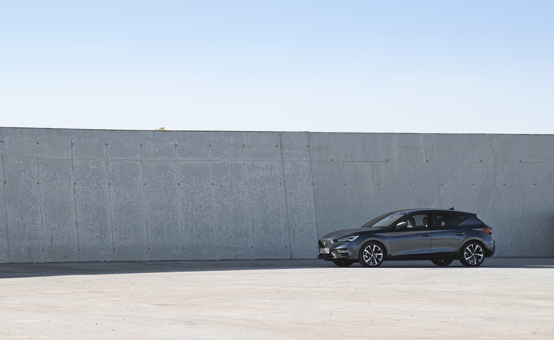 Presentación del SEAT León en color negro, exhibiendo su estética moderna y elegante.
