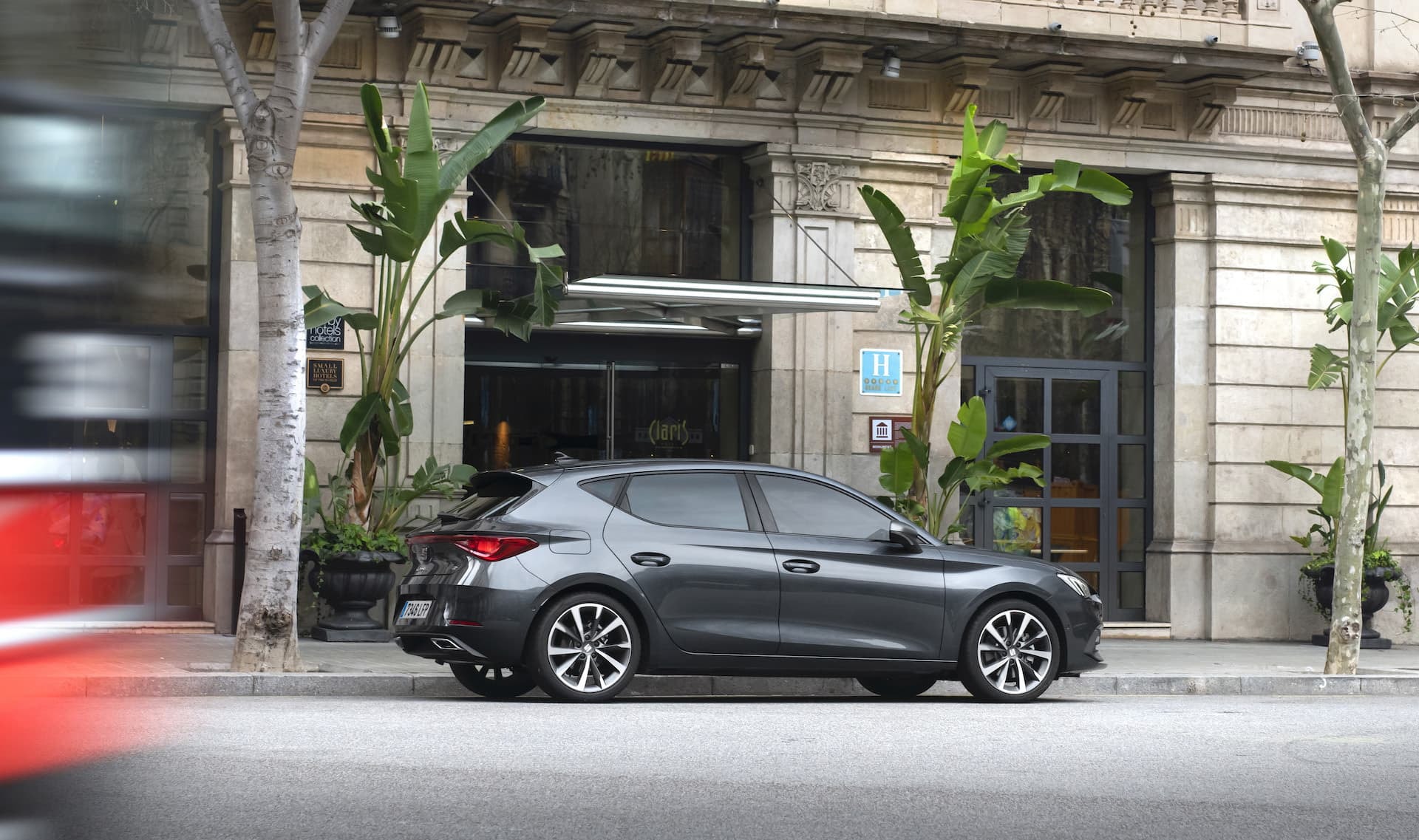 SEAT León negro en un entorno costero, resaltando su diseño atractivo y funcional.