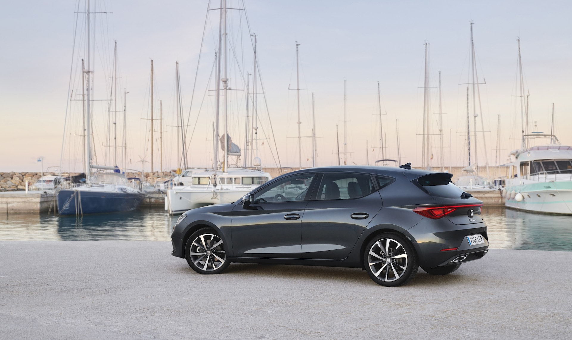 Vista del SEAT León contra una pared de hormigón, mostrando su estética contemporánea.