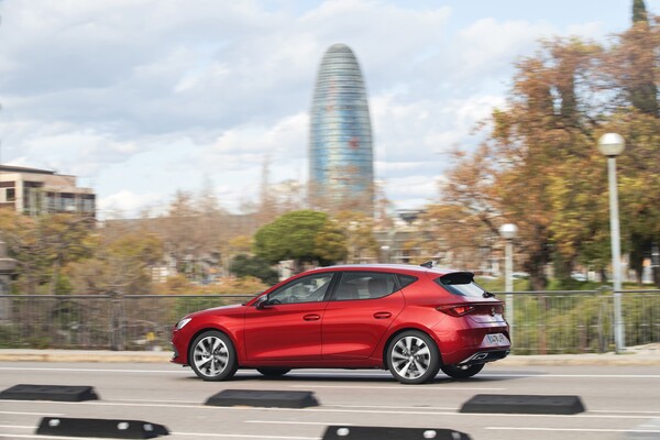 Línea lateral del SEAT León con el paisaje urbano de fondo, sinónimo de movilidad moderna. Línea lateral del SEAT León con el paisaje urbano de fondo, sinónimo de movilidad moderna.