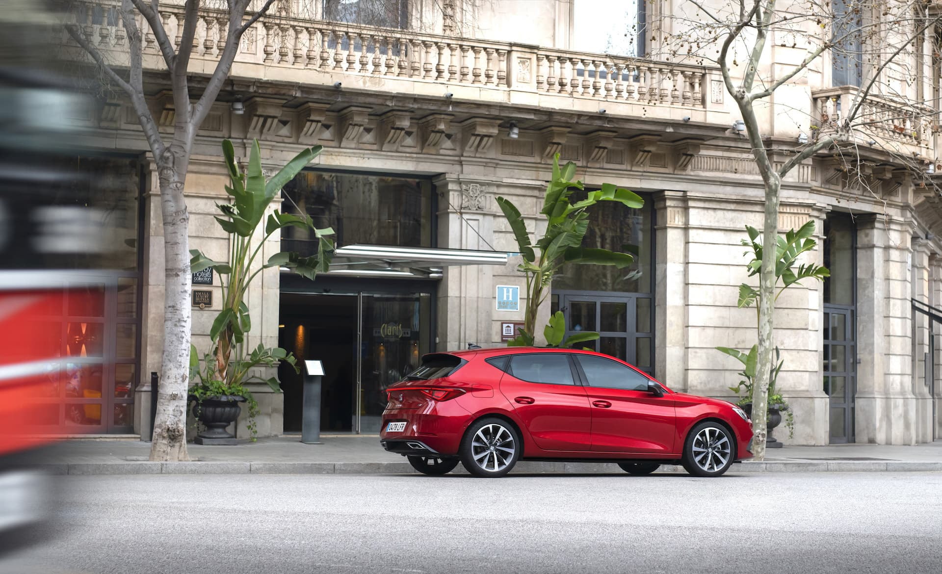 El SEAT León con un toque urbano, reflejado en la cristalera de la ciudad.