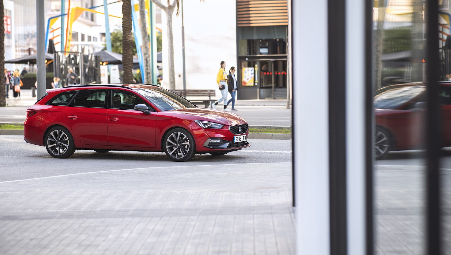 El SEAT León en una curva montañosa, mostrando su agilidad y estilo.
