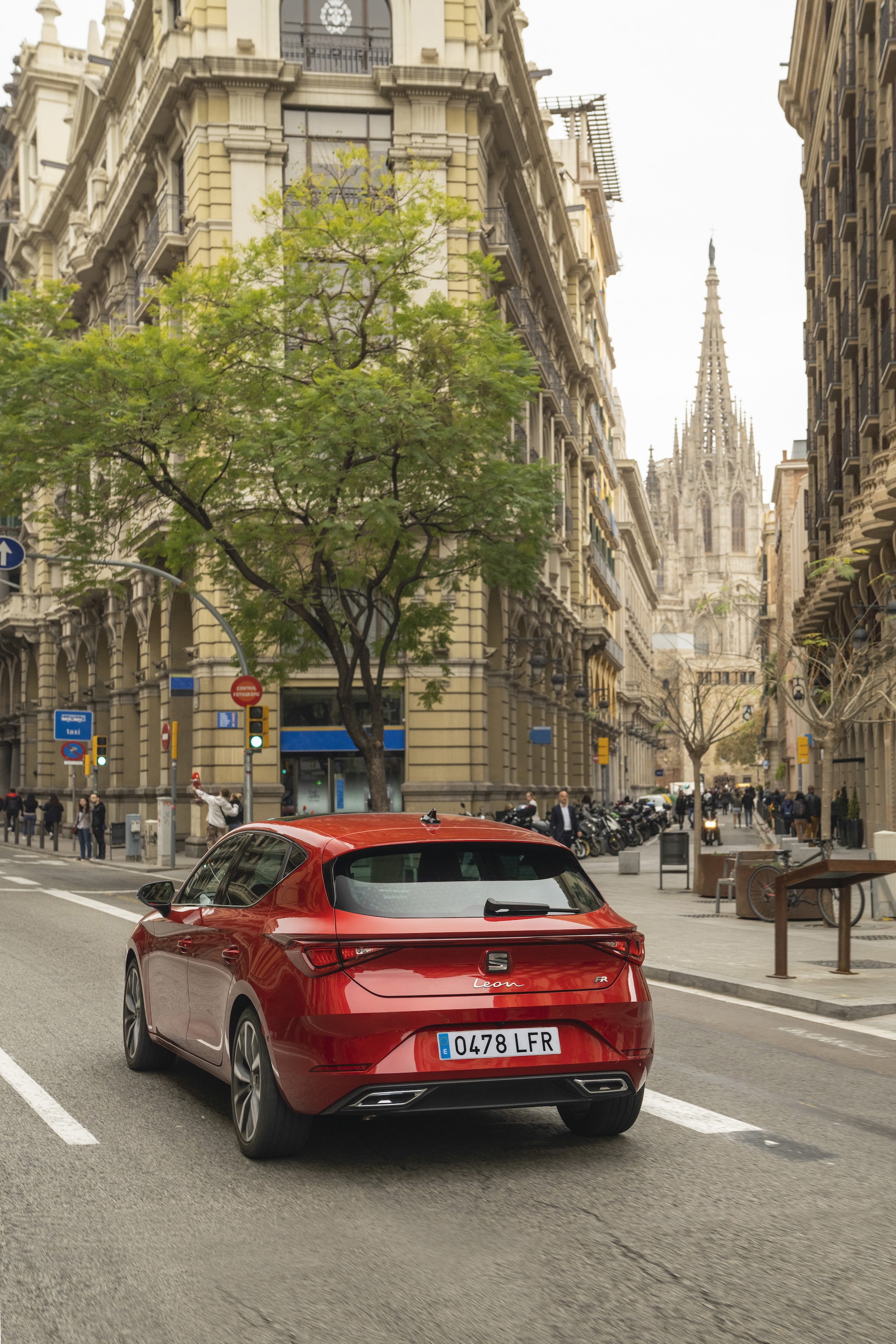 Vista lateral del SEAT León junto al mar, mostrando su presencia dinámica.