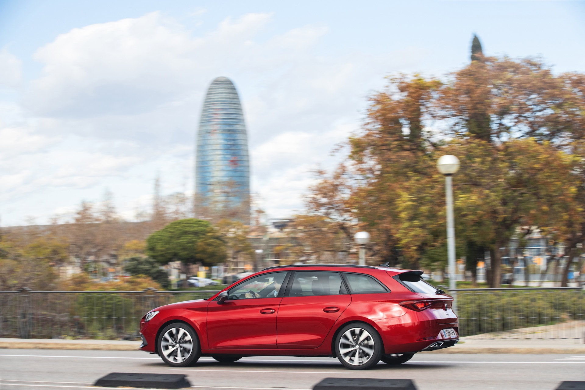 SEAT León atravesando un cruce peatonal, destacando su diseño moderno.