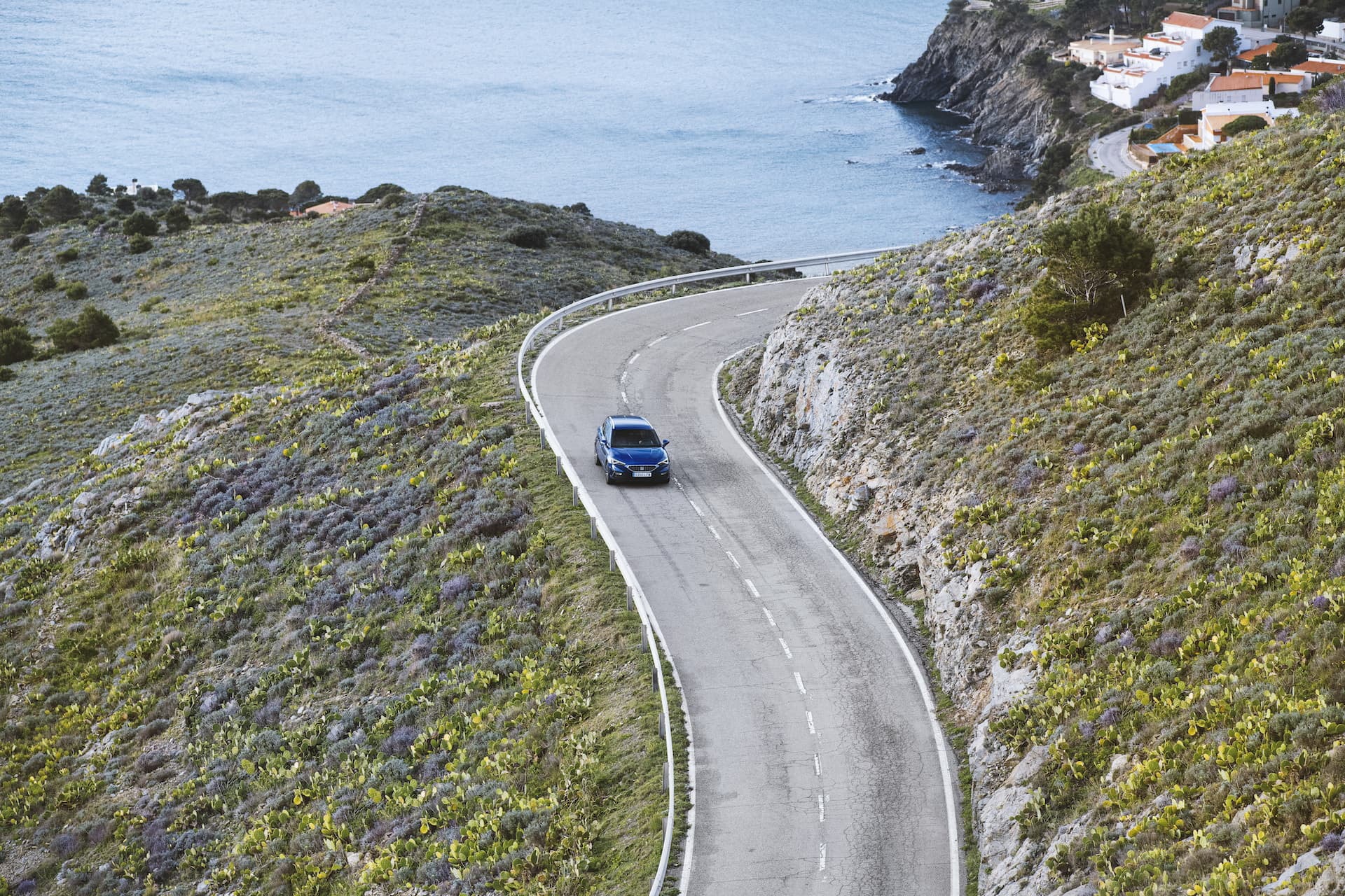 El SEAT León en una carretera costera, mostrando su agilidad y estilo.