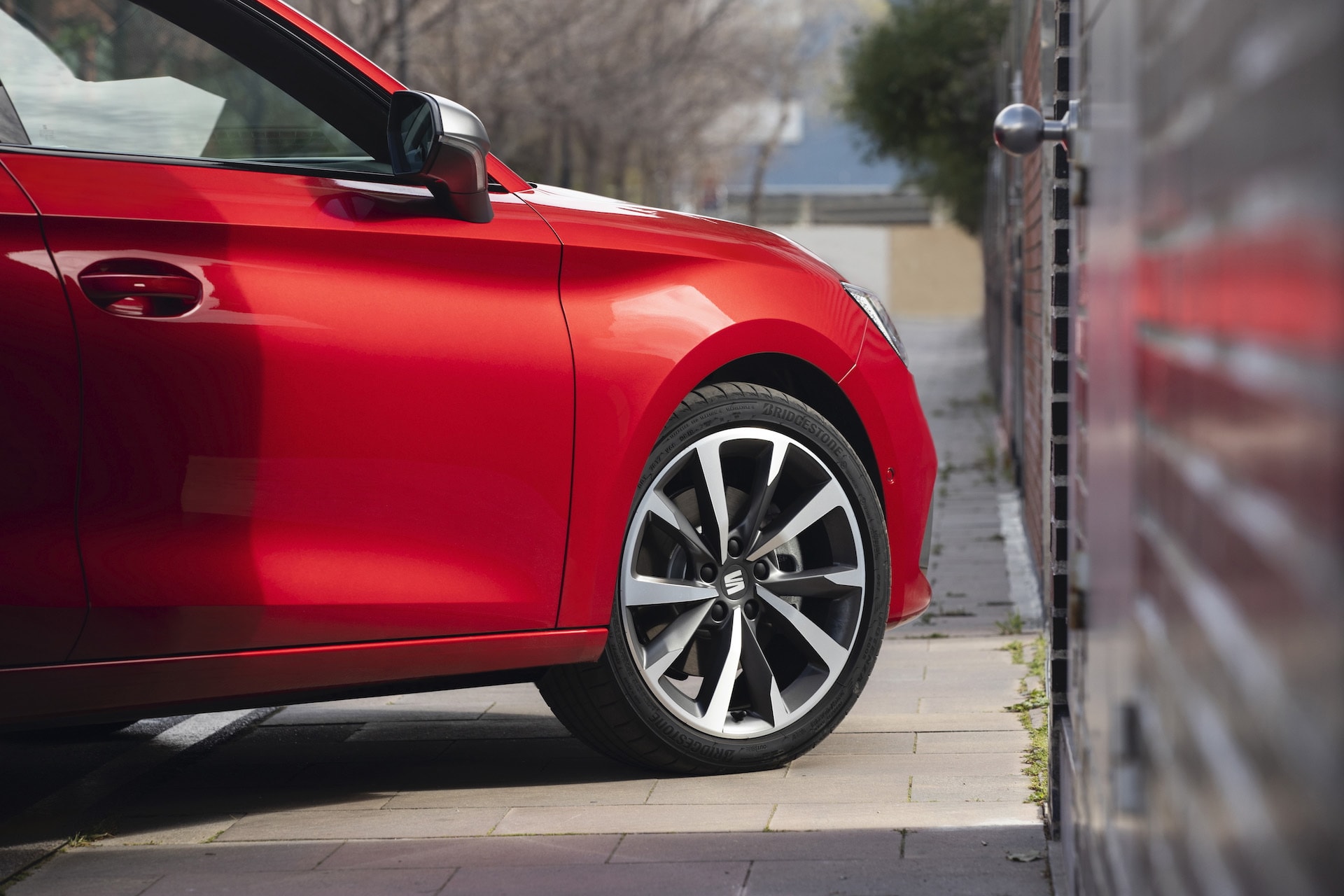 Vista frontal del SEAT León, destacando sus líneas audaces y tecnología.