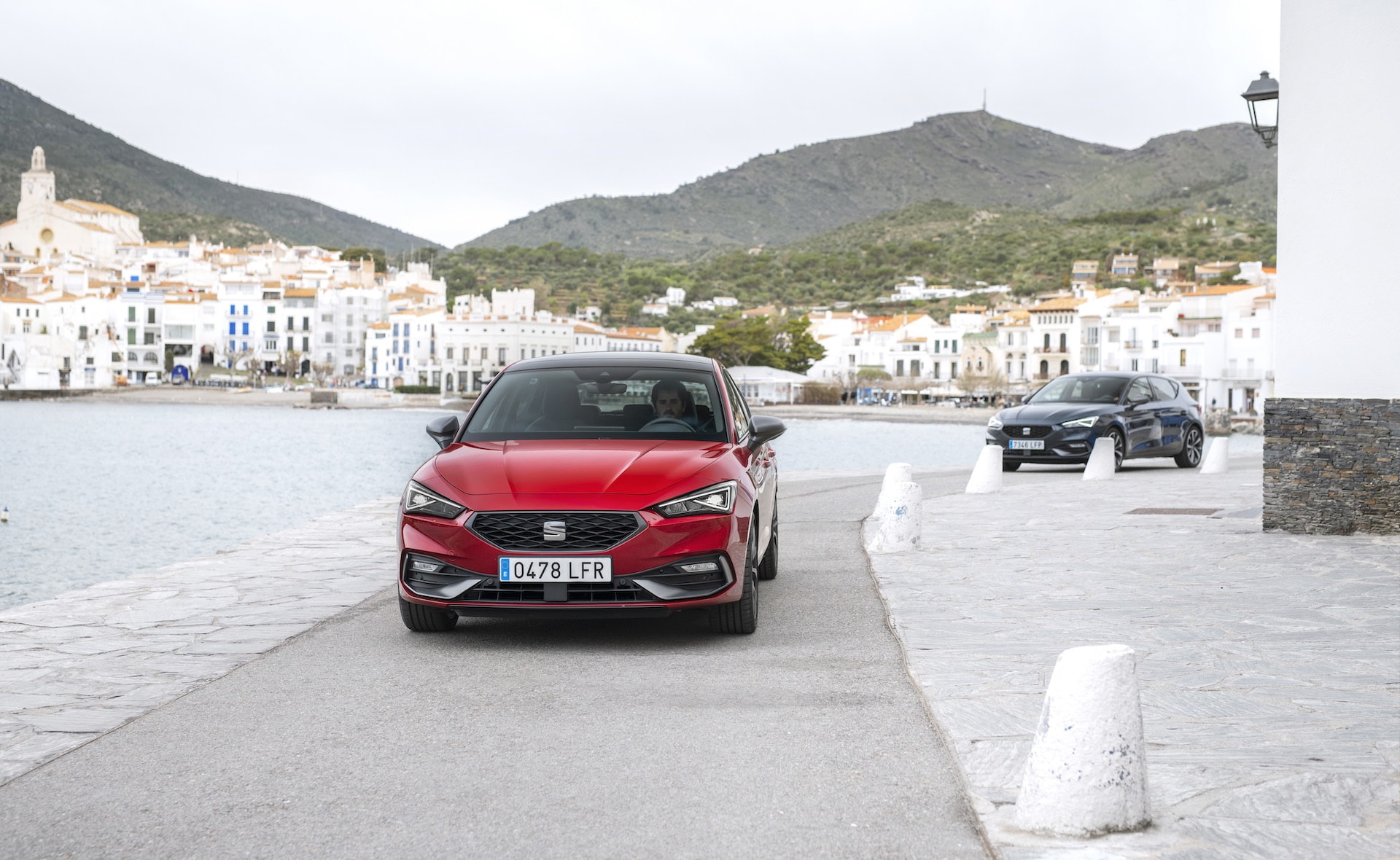 El SEAT León maniobra con destreza en carreteras montañosas.