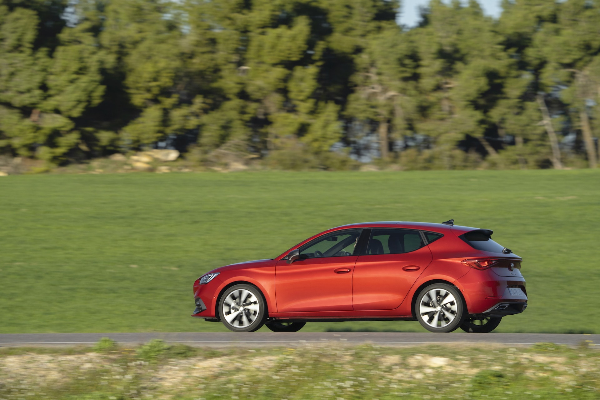 El SEAT León combina belleza y funcionalidad en un pintoresco pueblo.