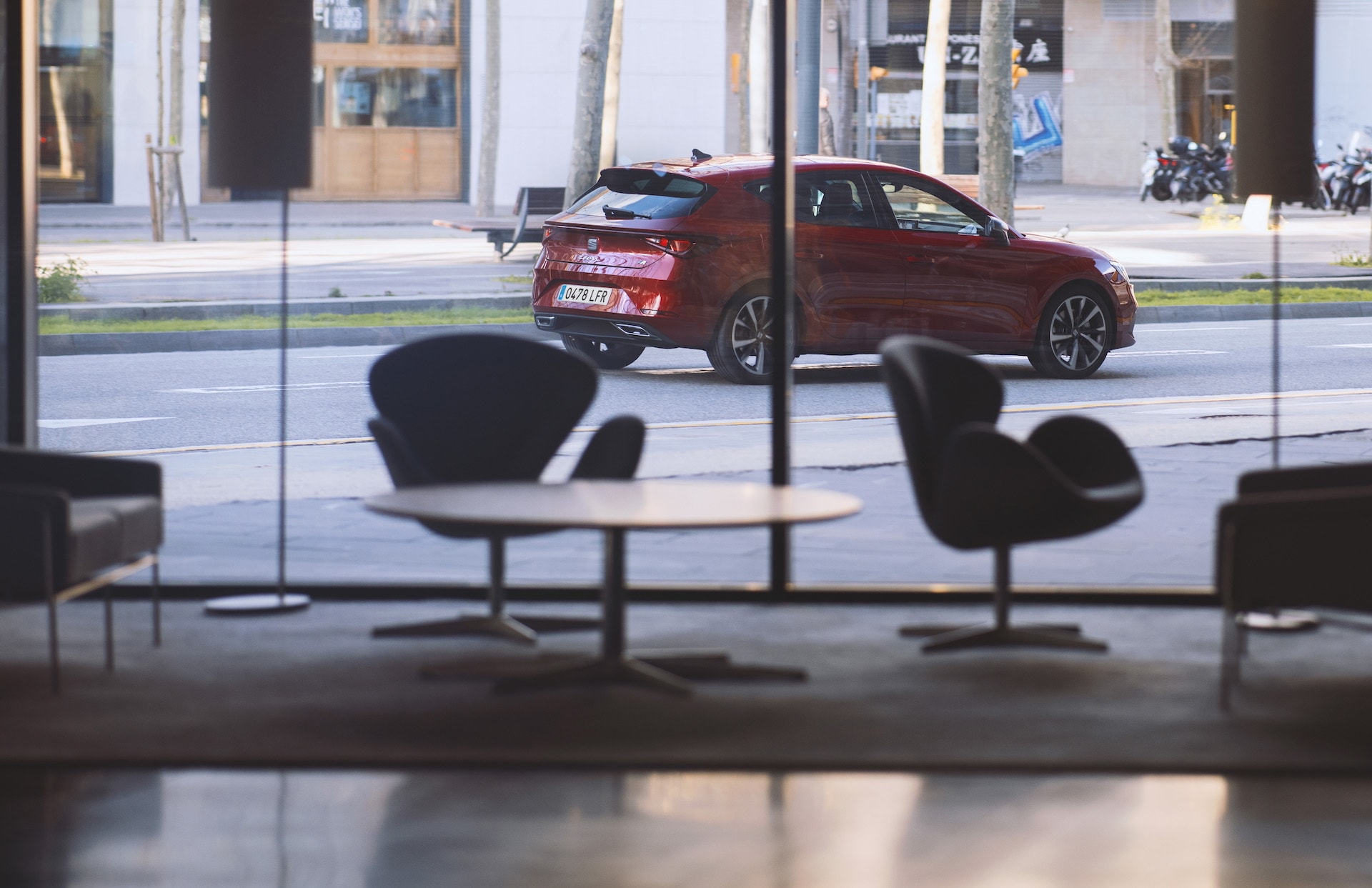 El SEAT León se muestra dinámico en un ambiente natural.