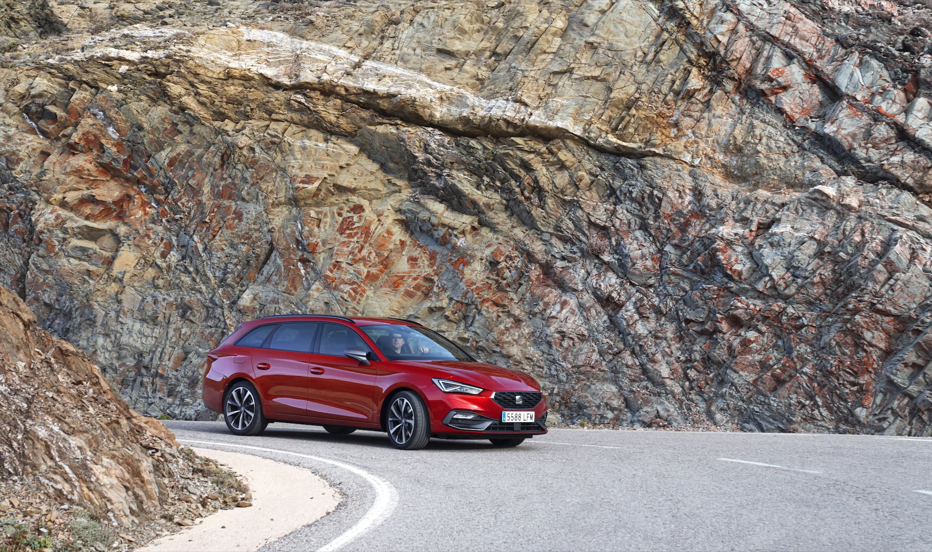 Vista lateral trasera del SEAT León, resaltando su diseño elegante.