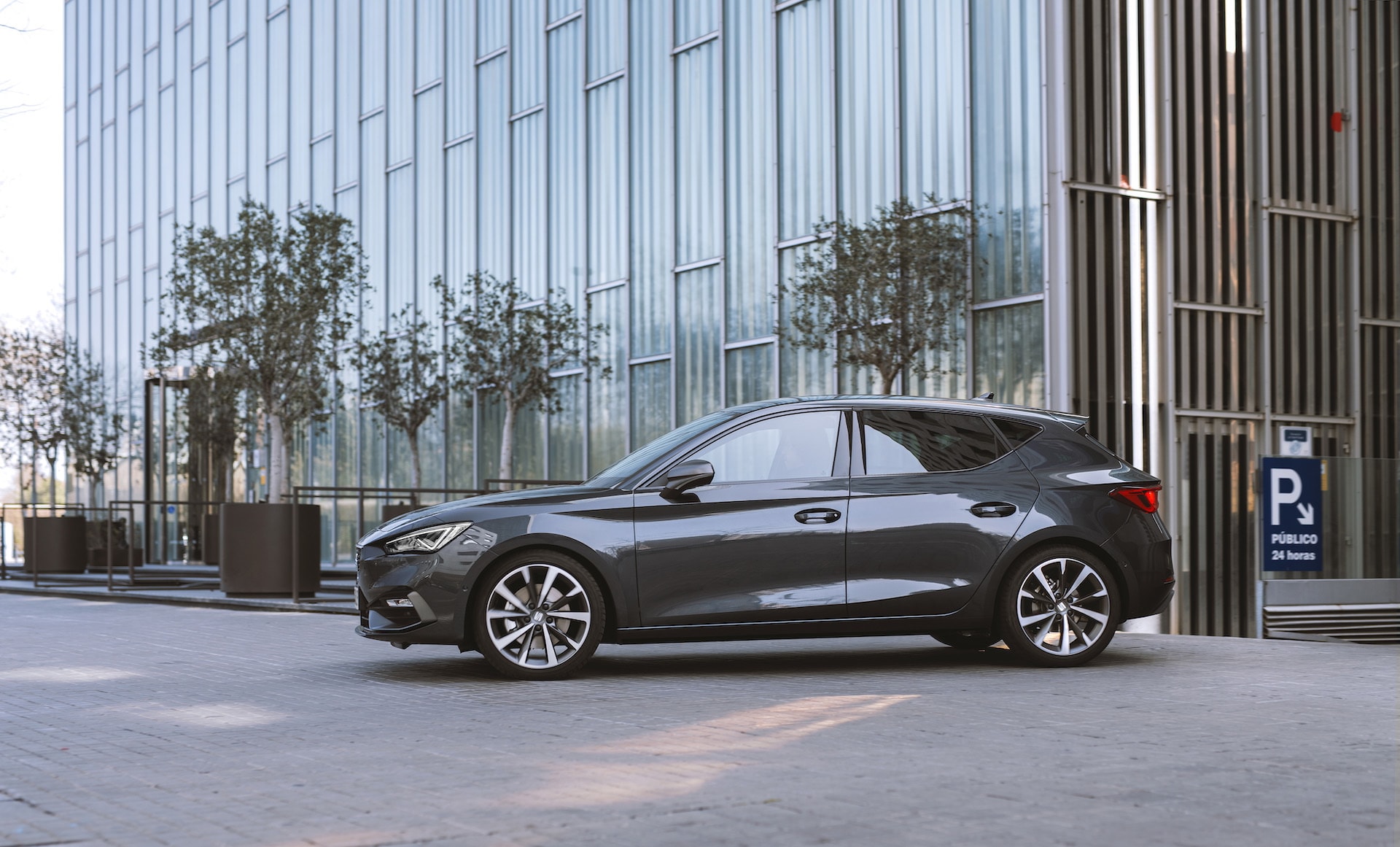 Detalle del diseño de llantas y lateral en el SEAT León, resaltando su deportividad.