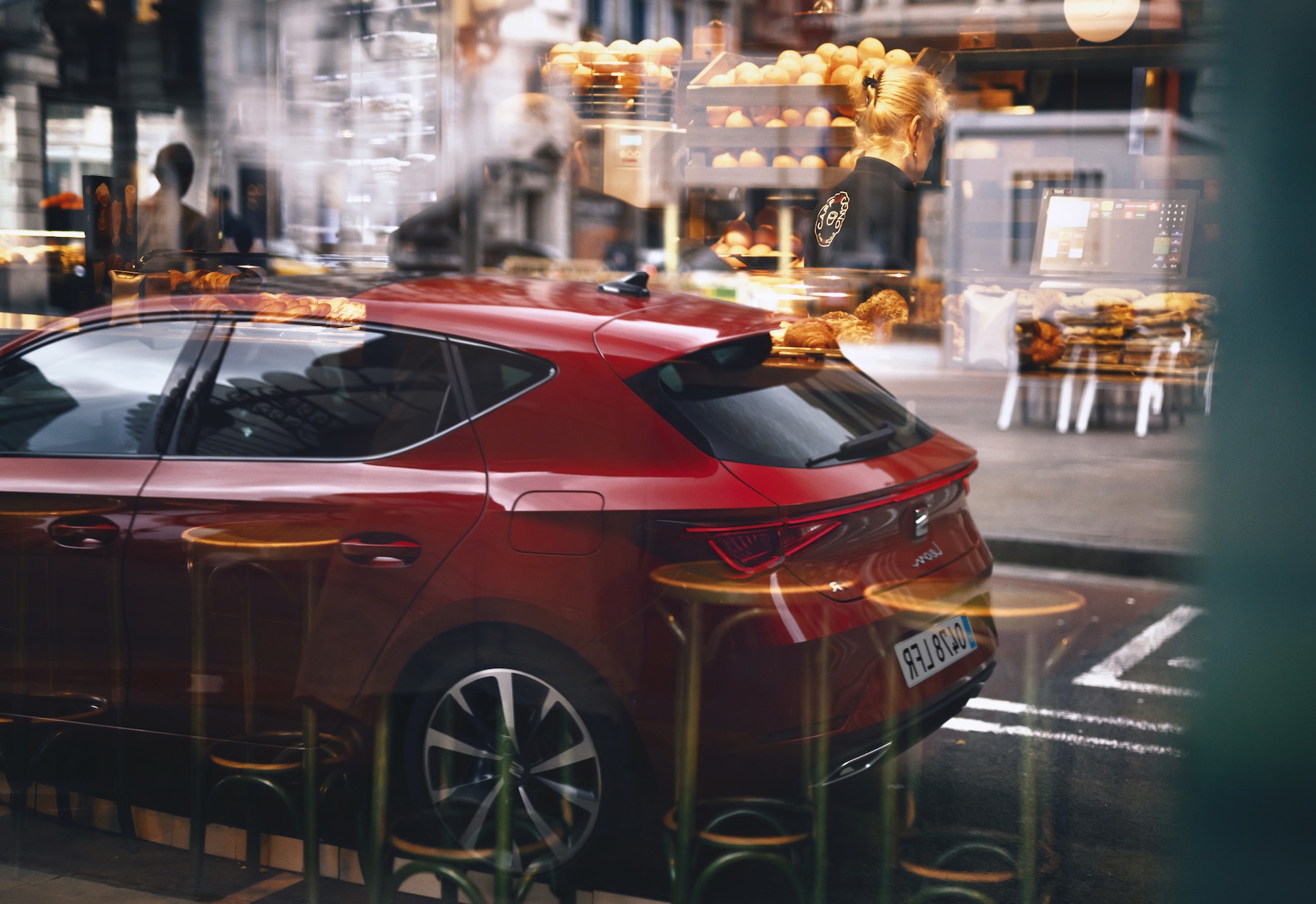 Un SEAT León semi-sombroso, mostrando su línea atractiva.