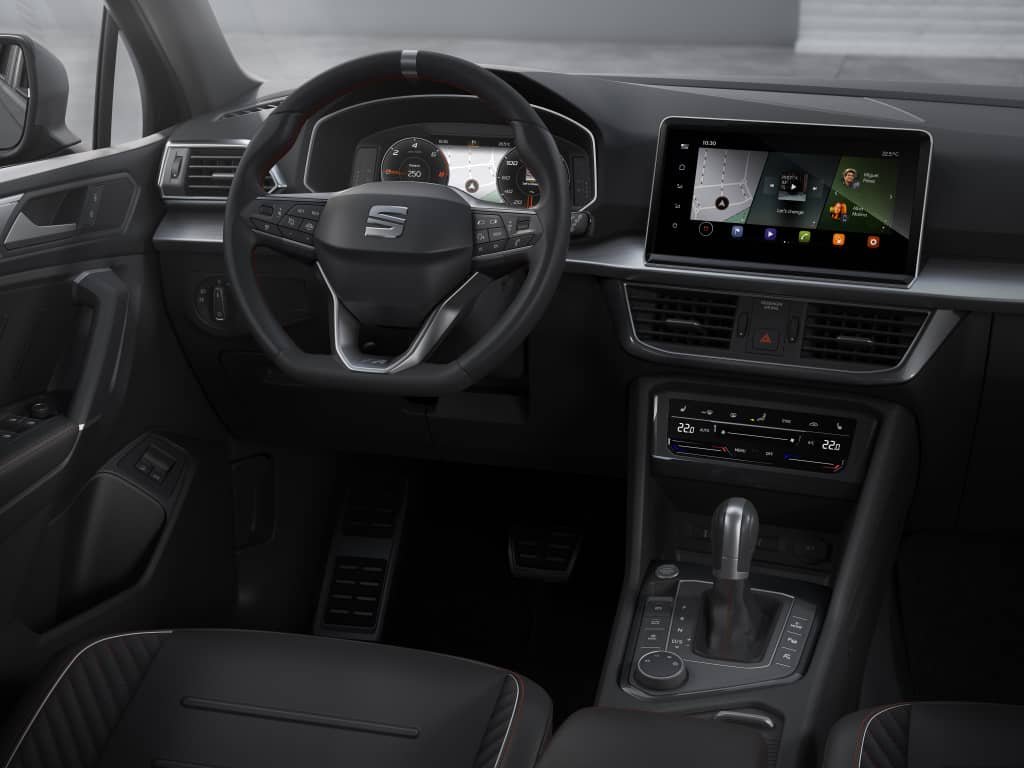 Cabin interior del SEAT Tarraco Híbrido, con enfoque en volante y pantalla