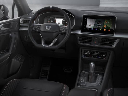 Cabin interior del SEAT Tarraco Híbrido, con enfoque en volante y pantalla Cabin interior del SEAT Tarraco Híbrido, con enfoque en volante y pantalla