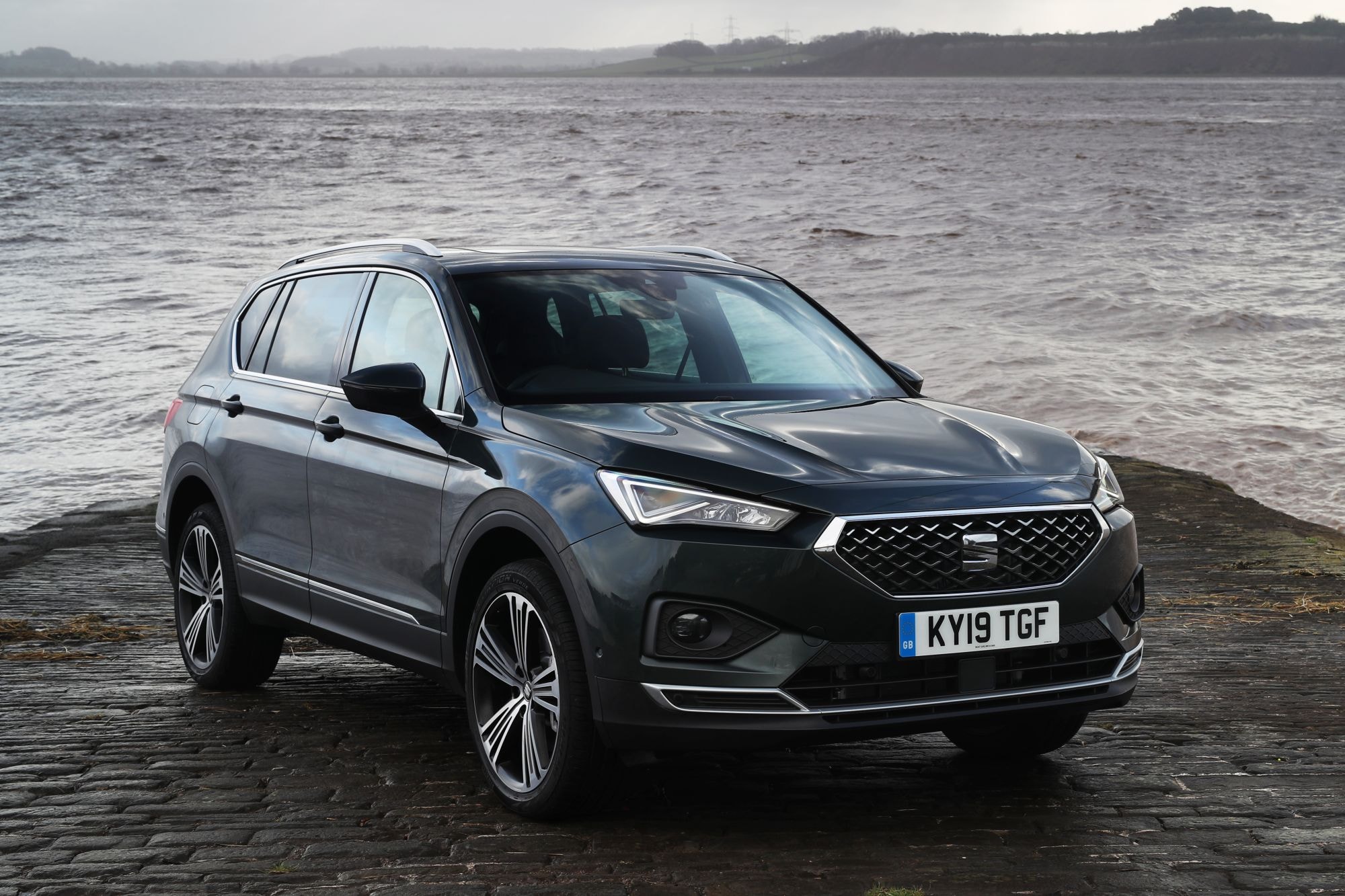 El SEAT Tarraco híbrido destaca en su diseño bajo un imponente puente.