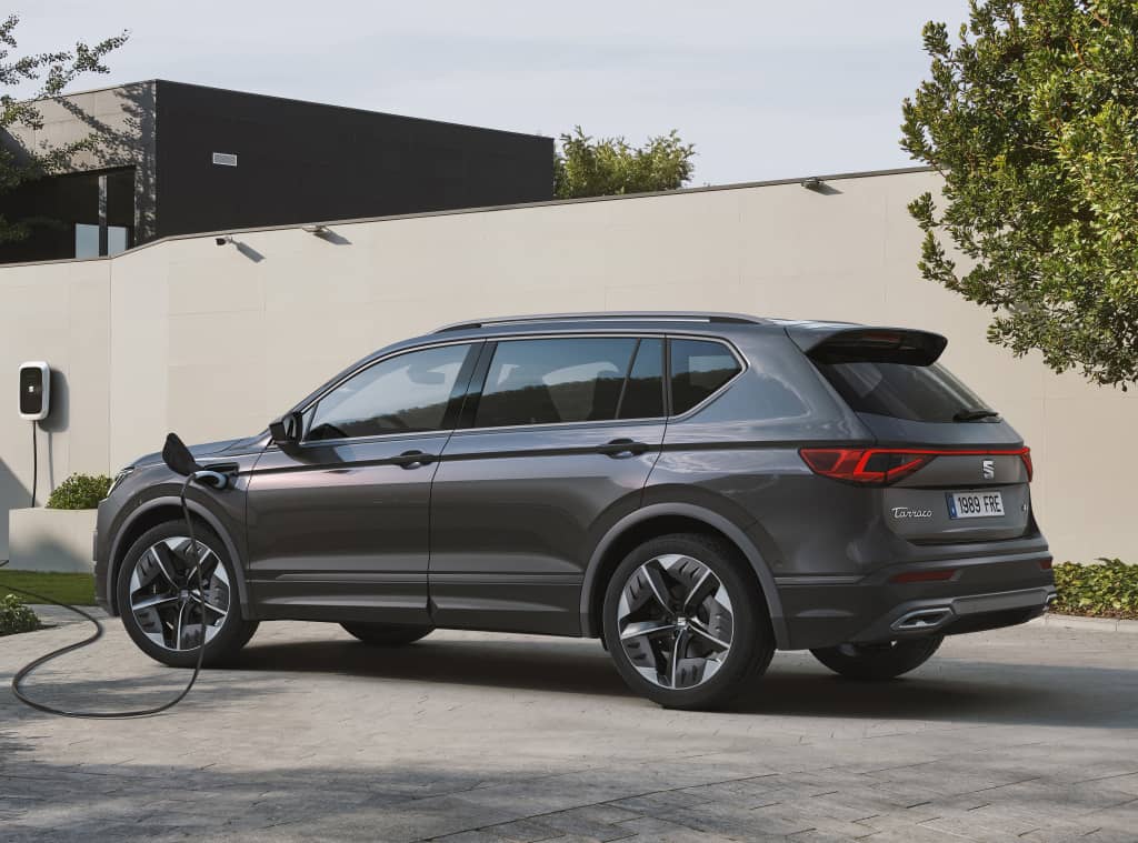 SEAT Tarraco Híbrido durante carga, resalta su eficiencia energética