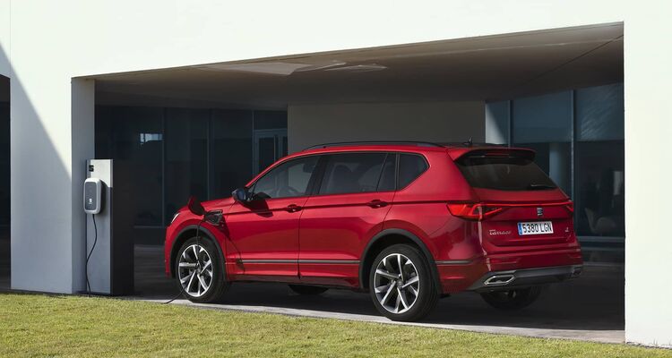 SEAT Tarraco Híbrido mostrando su sistema de carga en la trasera SEAT Tarraco Híbrido mostrando su sistema de carga en la trasera