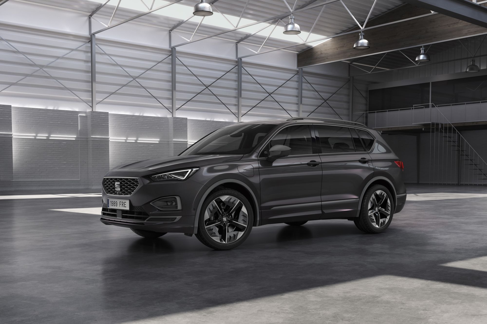 Nuevo SEAT Tarraco en un entorno industrial, mostrando su sofisticación.