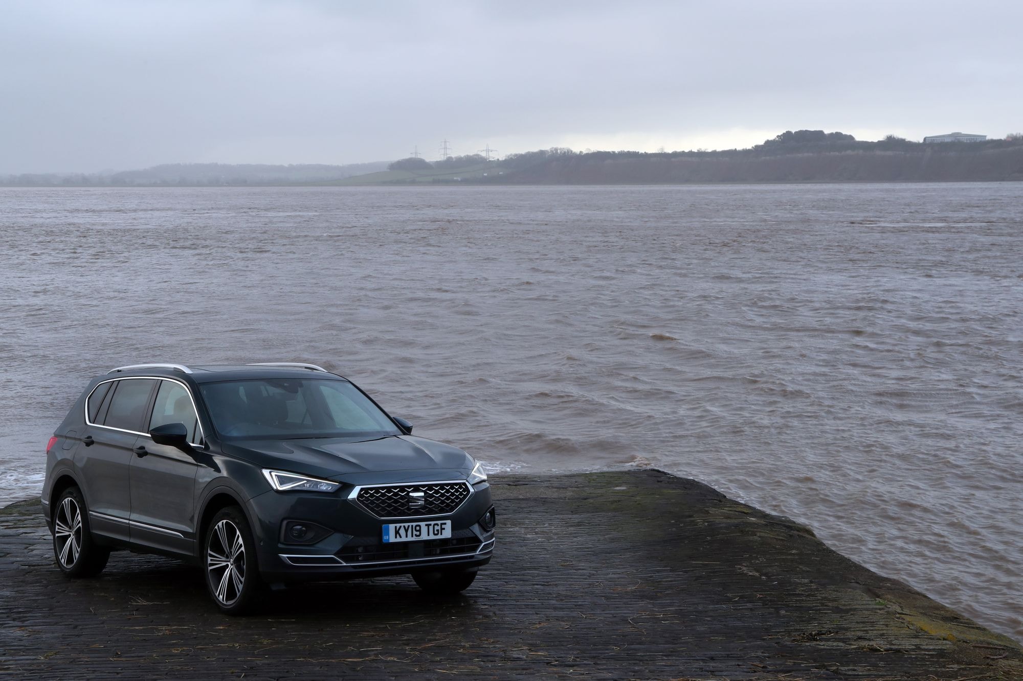 Vista trasera de un SEAT Tarraco, que muestra su estilo distintivo.