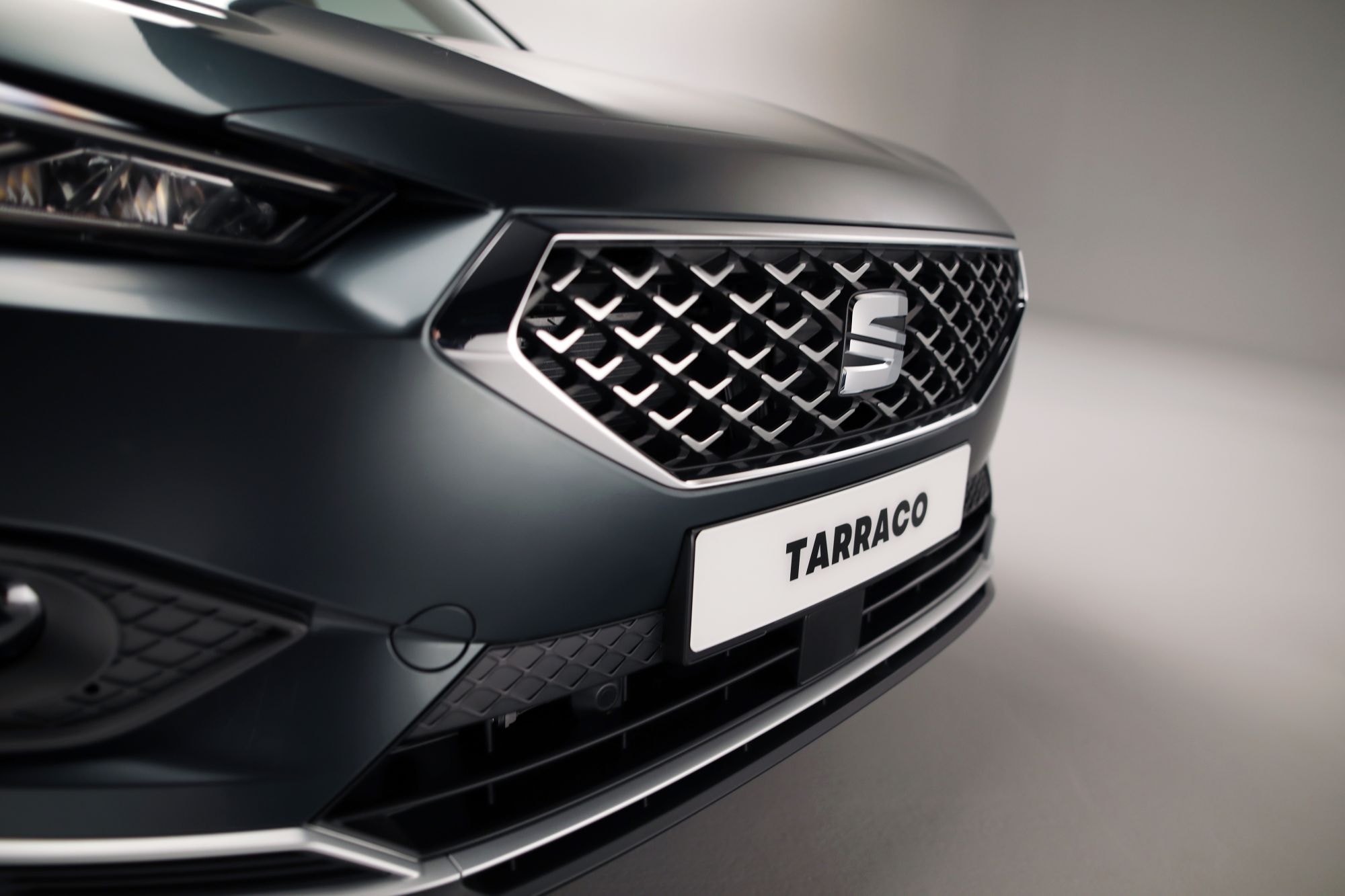 SEAT Tarraco Híbrido cargando en un entorno moderno, mostrando su versatilidad.