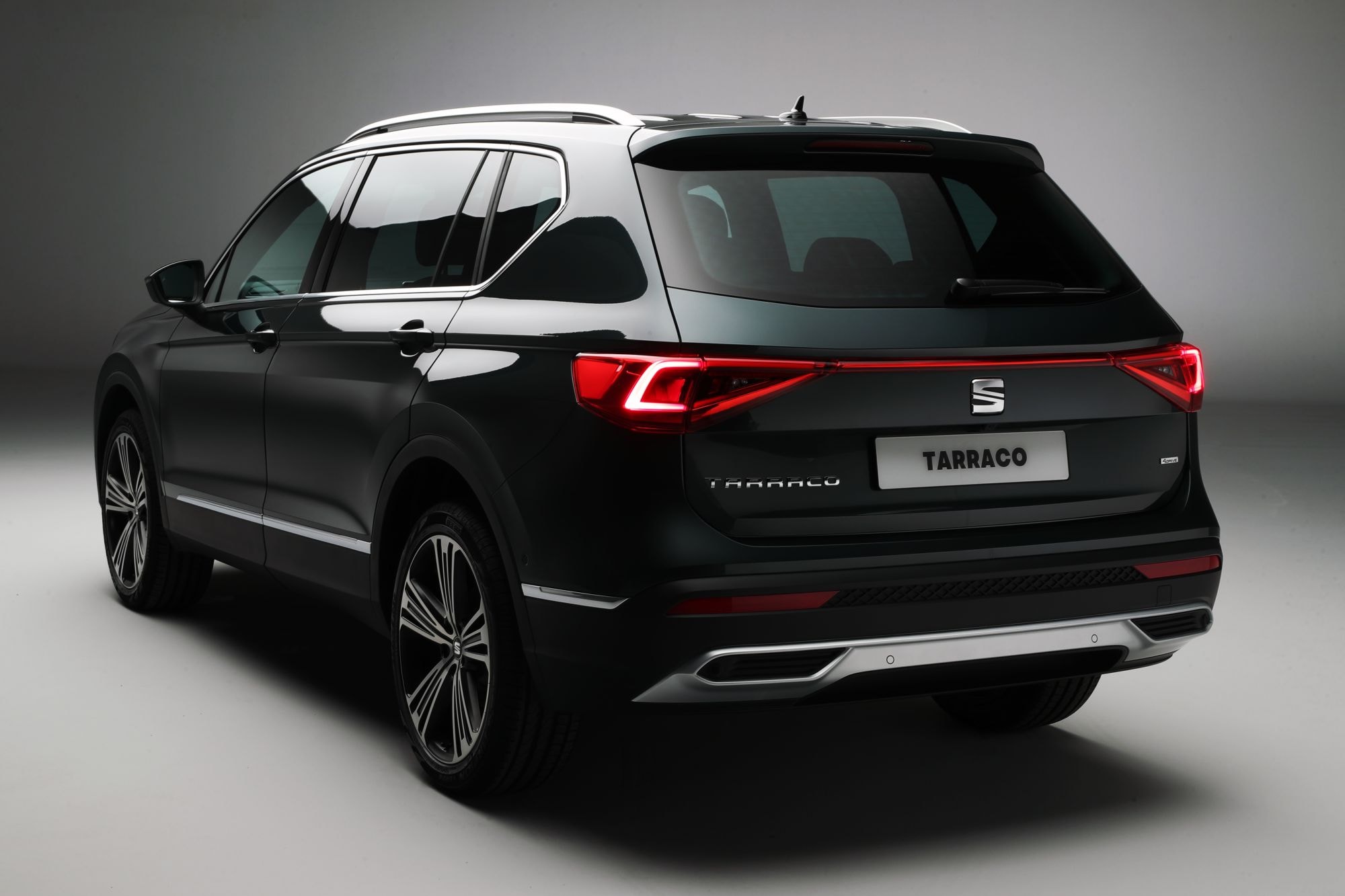 Vista del lado izquierdo del SEAT Tarraco Híbrido, resaltando sus llantas.