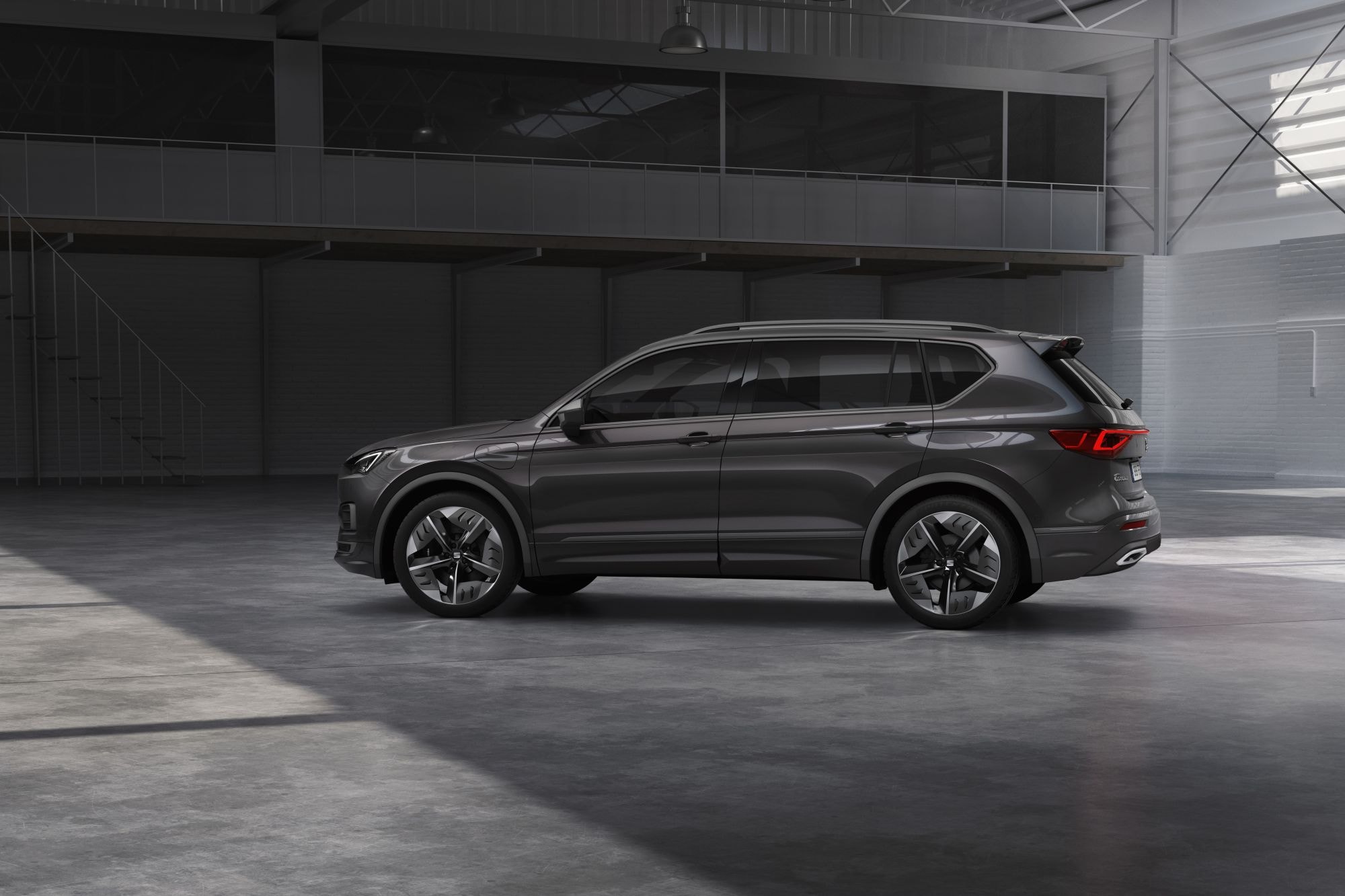 Vista trasera del SEAT Tarraco Híbrido, con acabado sofisticado y ópticas LED.