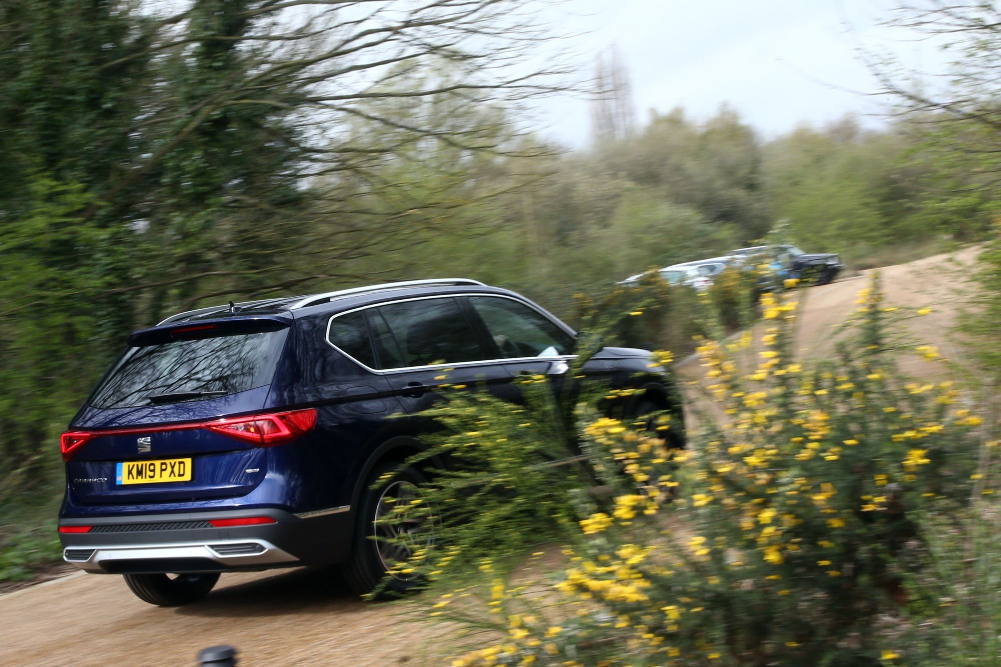 Vista del interior con asientos deportivos, reflejando un diseño moderno.