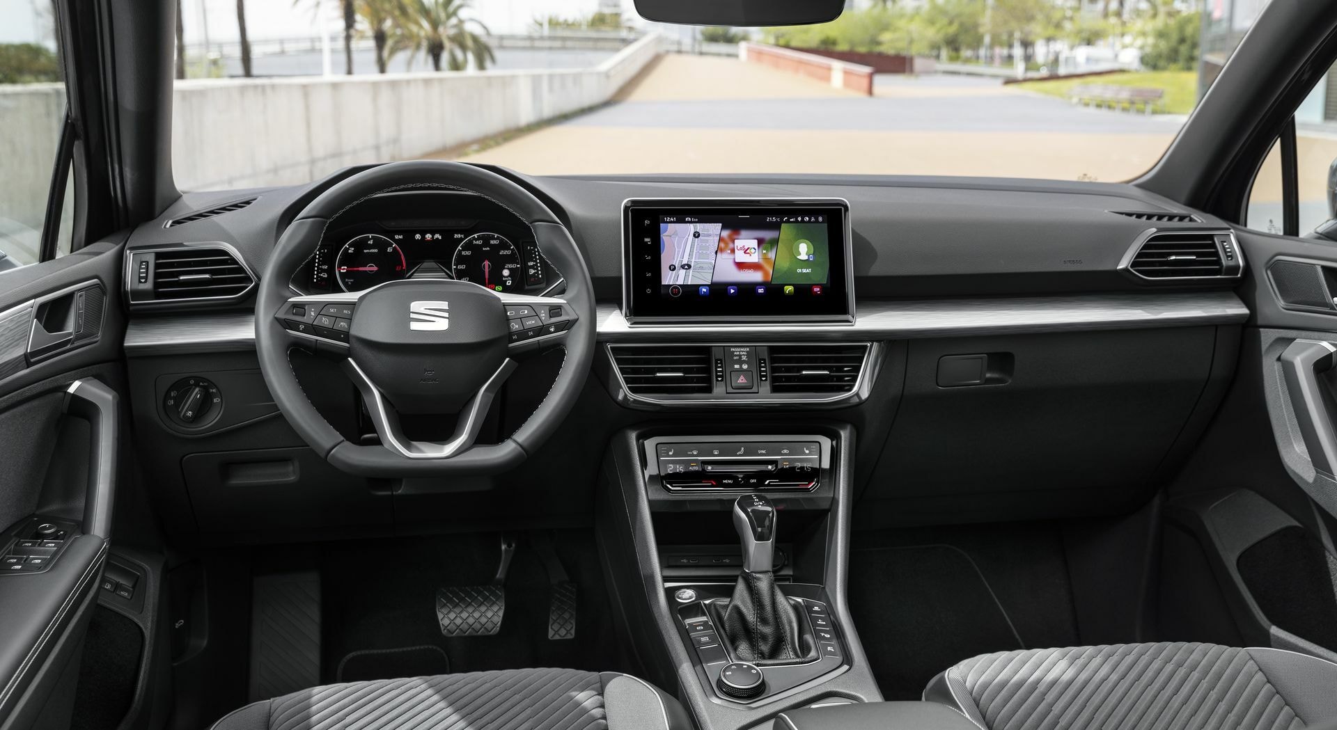 Vista del panel de instrumentos desde el asiento del conductor.