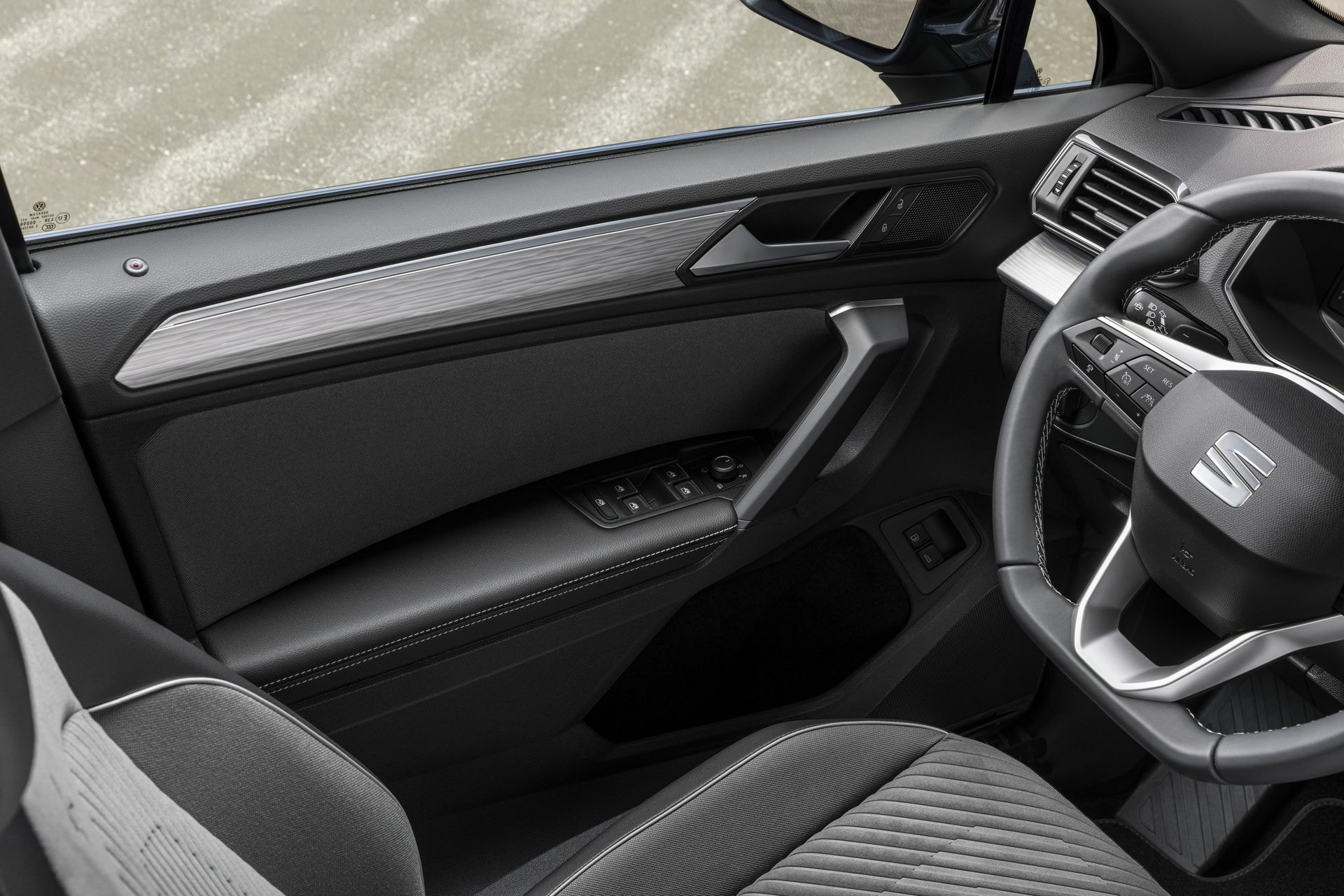 Vista lateral del interior de la puerta delantera con acabados de calidad.