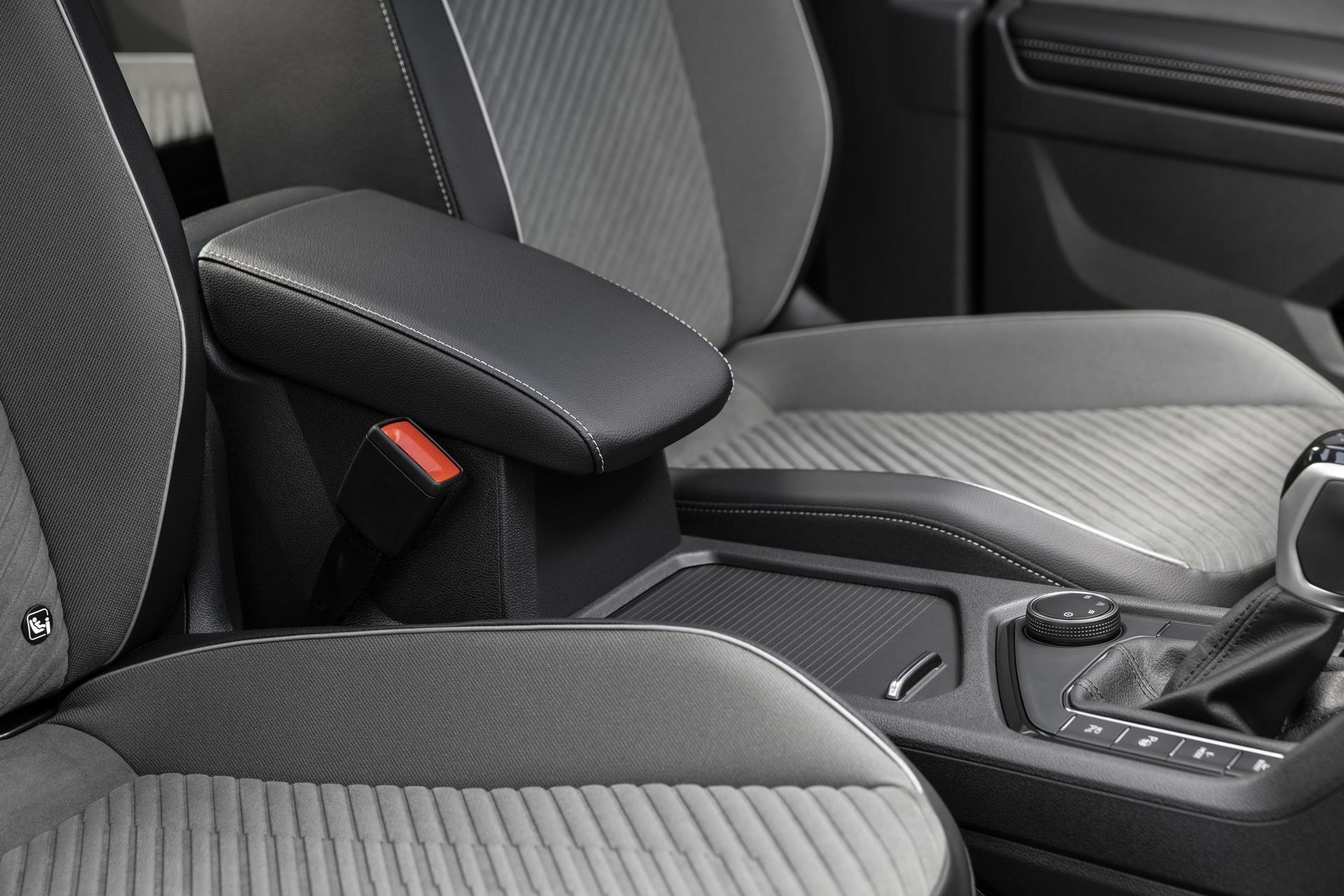 Reposabrazos central en el asiento delantero con acabado en cuero.