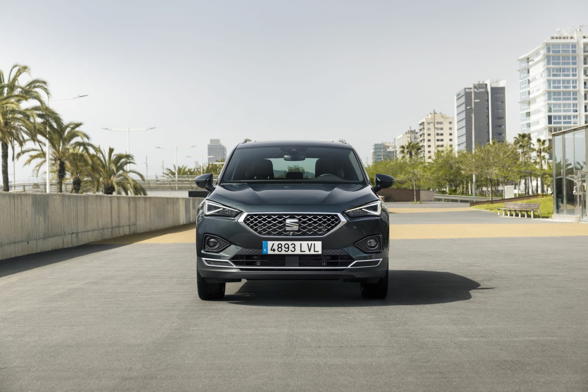 Frontal del SEAT Tarraco, transmite robustez y diseño enfocado a la familia moderna.