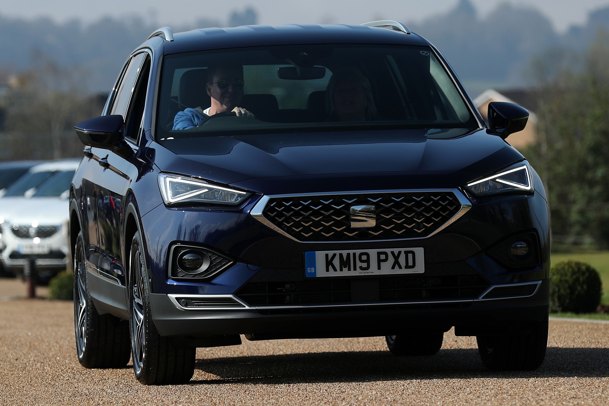 Vista frontal y lateral del SEAT Tarraco, destaca su diseño robusto y elegante.