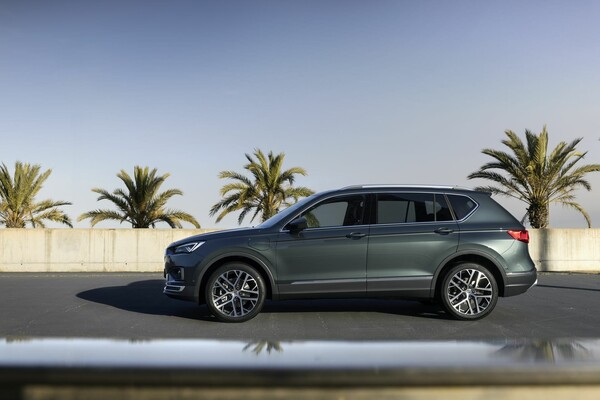 Perfil del SEAT Tarraco, resaltando su diseño lateral y proporciones equilibradas. Perfil del SEAT Tarraco, resaltando su diseño lateral y proporciones equilibradas.