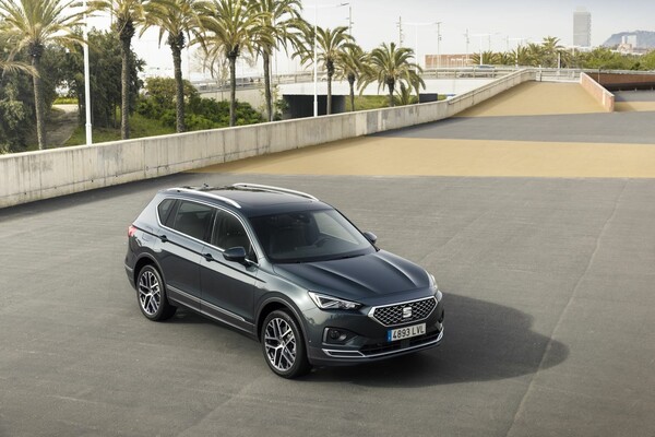 SEAT Tarraco estacionado, vista angulada destacando el diseño dinámico. SEAT Tarraco estacionado, vista angulada destacando el diseño dinámico.