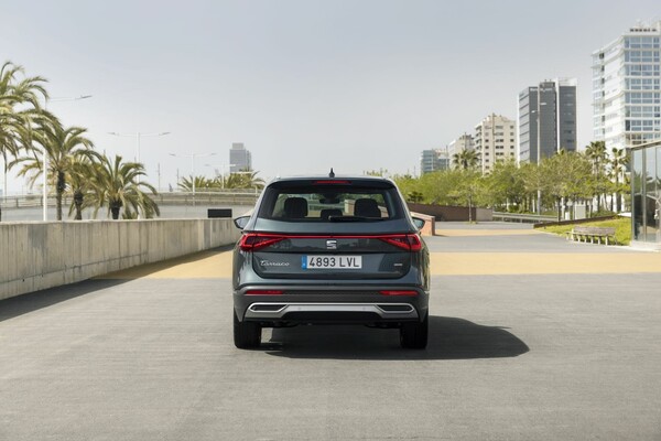 Vista completa desde la trasera del SEAT Tarraco, mostrando el diseño de los faros y parachoques. Vista completa desde la trasera del SEAT Tarraco, mostrando el diseño de los faros y parachoques.