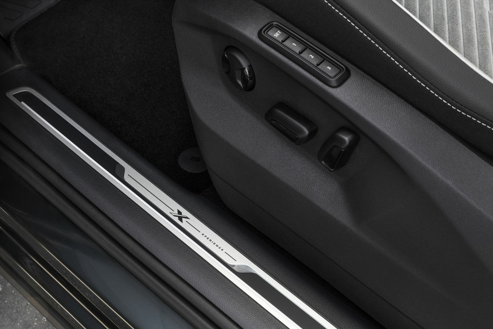 Umbral de puerta con el emblema de 'Xcellence', denota la versión alta de gama.