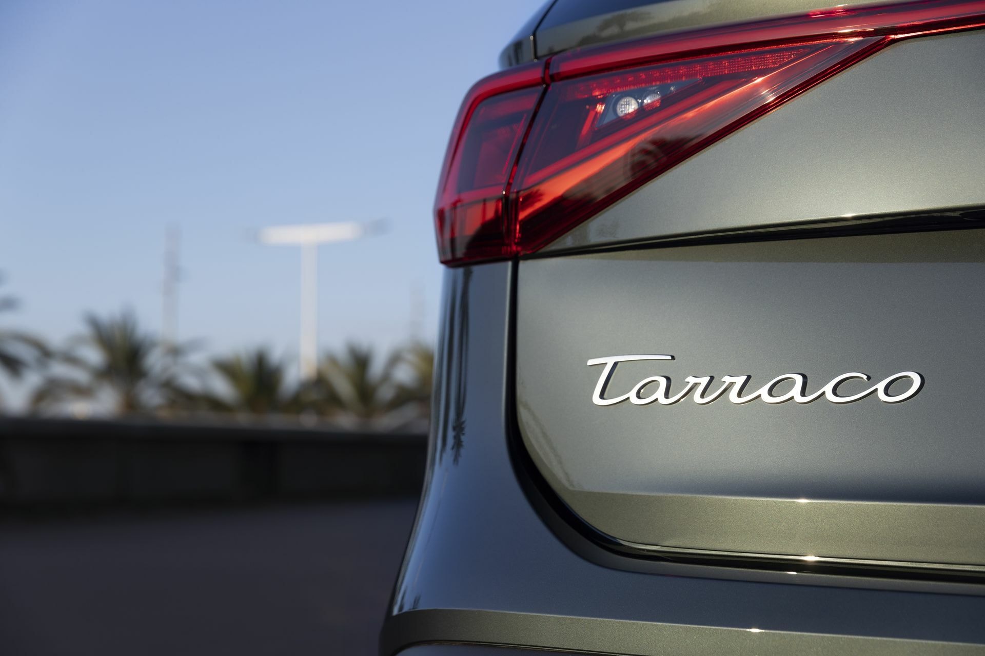 Enfoque en el detalle trasero del SEAT Tarraco, destacando su diseño moderno.