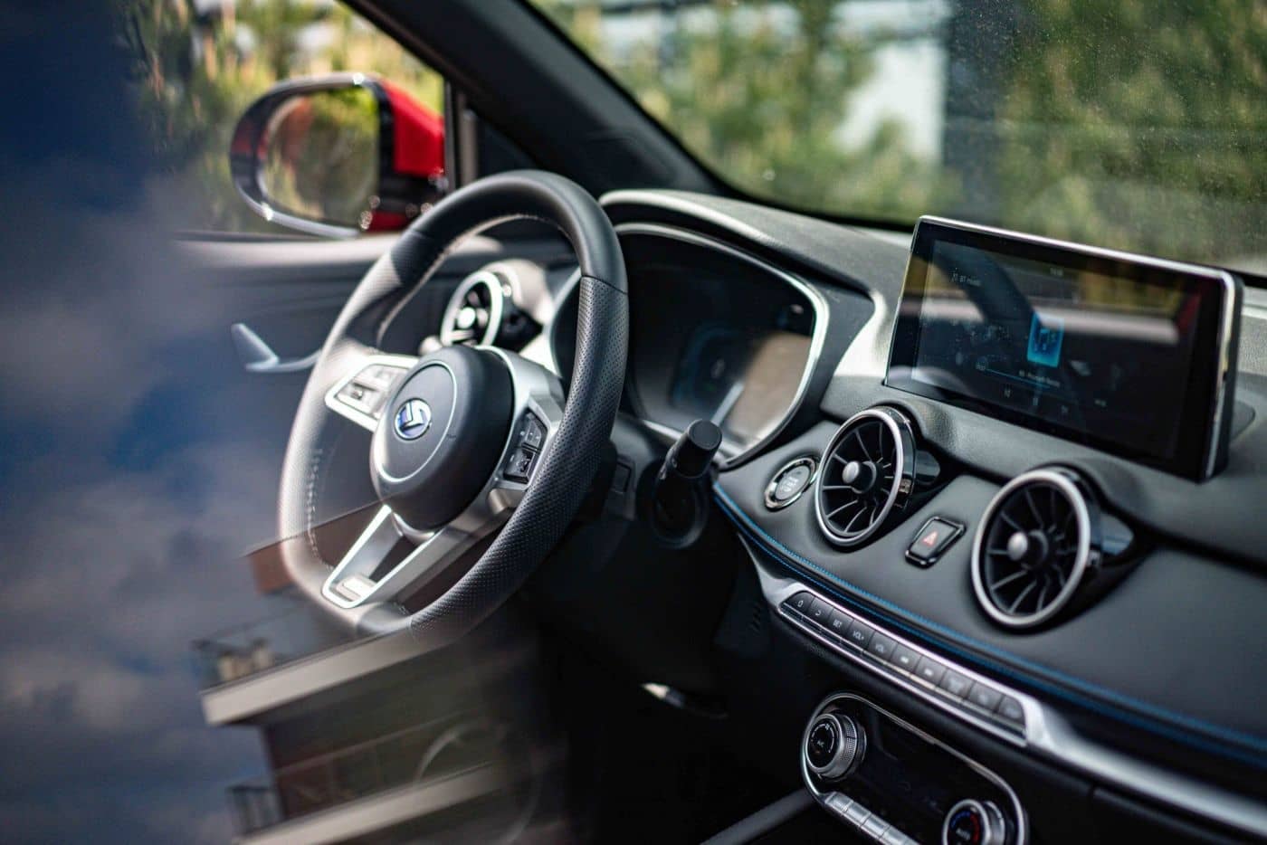 Cabina tecnológicamente avanzada con pantalla táctil central.