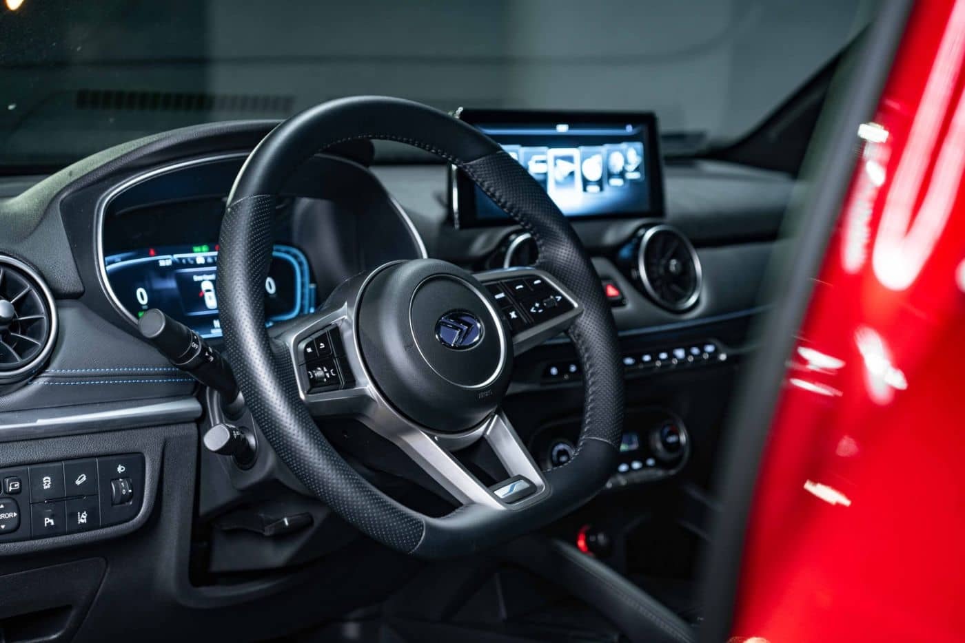 Puesto de conducción Seres 3 con diseño ergonómico y pantalla digital.