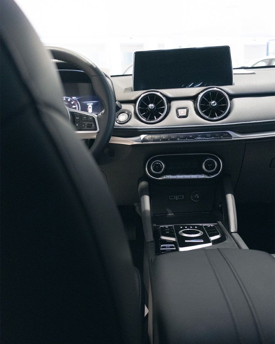 Frontal del Seres 3, con una parrilla distintiva y faros LED.